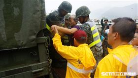 國軍協助撤村　部長馮世寬　國防部提供
