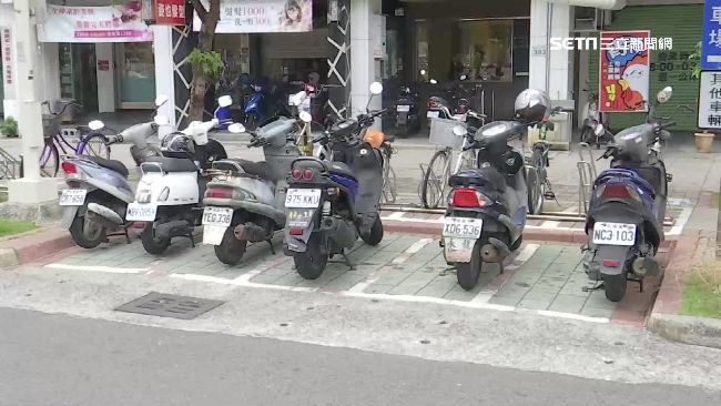 滿滿粉筆字！機車停這格鐵定被拖吊
