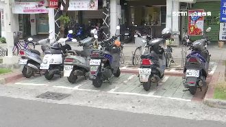 滿滿粉筆字！機車停這格鐵定被拖吊