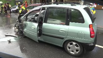 疑過彎失控撞貨車　女駕駛昏迷困車內