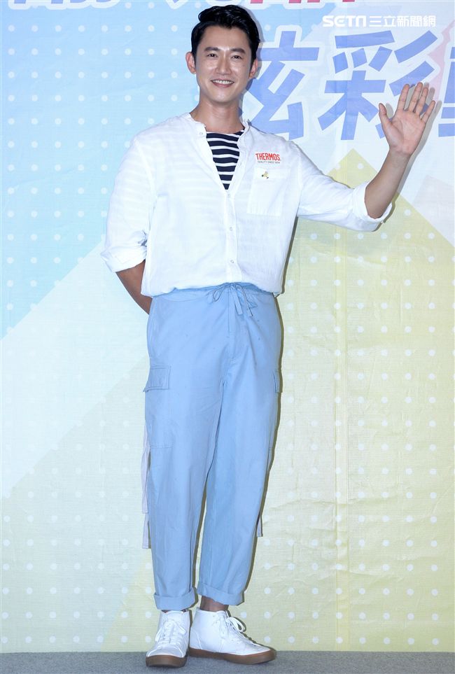 吳慷仁分享消暑祕方自己加味調飲料補活力。（記者邱榮吉/攝影）