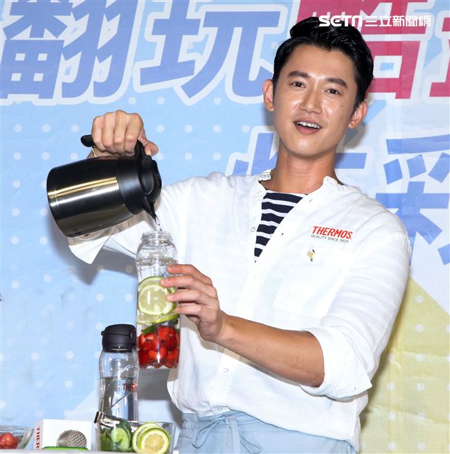 吳慷仁分享消暑祕方自己加味調飲料補活力。（記者邱榮吉/攝影）