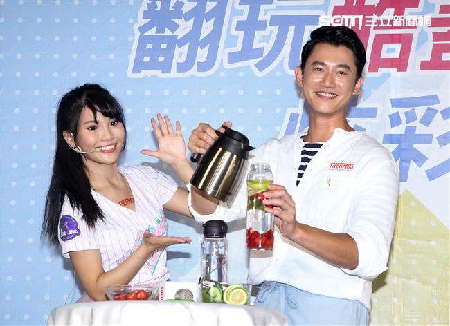 吳慷仁分享消暑祕方自己加味調飲料補活力。（記者邱榮吉/攝影）