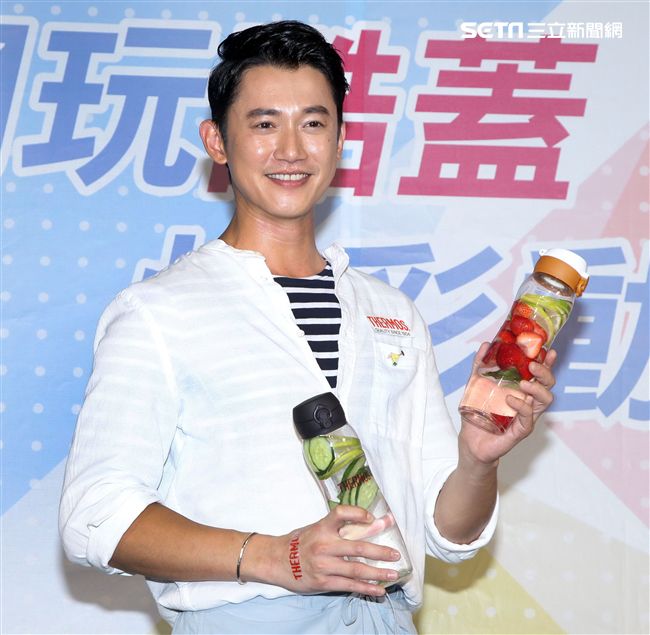 吳慷仁分享消暑祕方自己加味調飲料補活力。（記者邱榮吉/攝影）