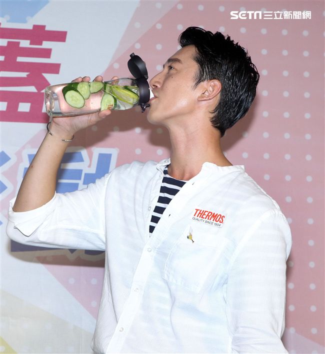 吳慷仁分享消暑祕方自己加味調飲料補活力。（記者邱榮吉/攝影）