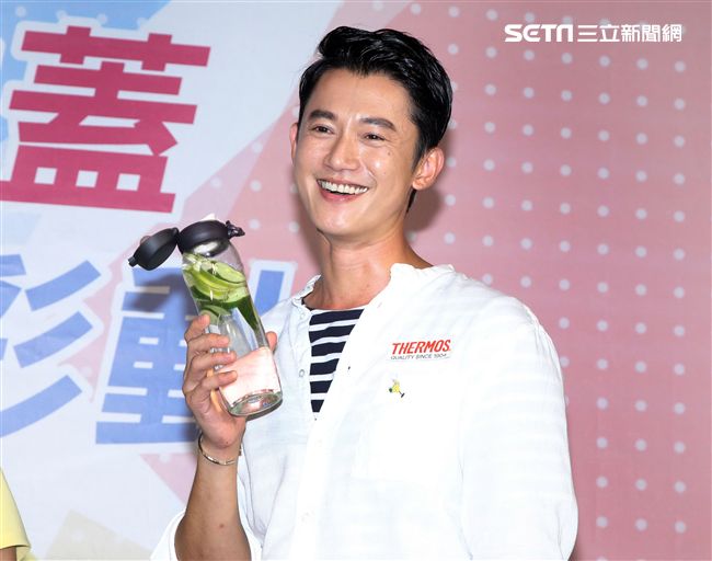 吳慷仁分享消暑祕方自己加味調飲料補活力。（記者邱榮吉/攝影）