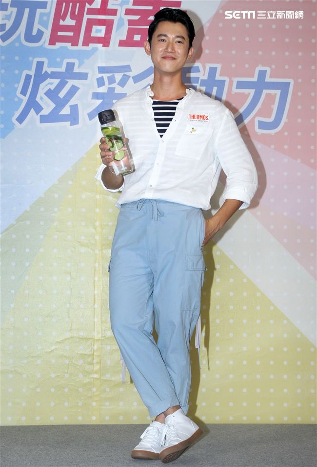 吳慷仁分享消暑祕方自己加味調飲料補活力。（記者邱榮吉/攝影）