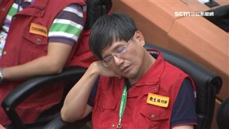 總統親坐鎮應變中心　台下官員睡一片