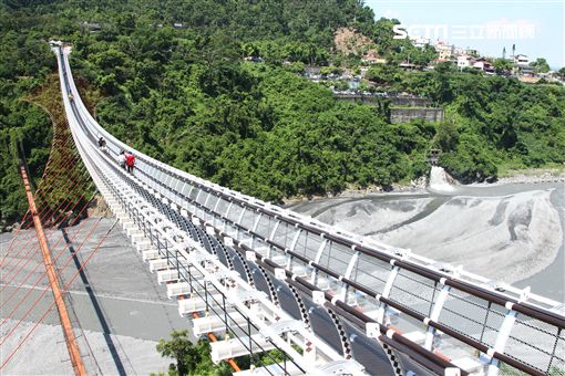 屏東原住民文化園區「山川琉璃吊橋」是連結三地門鄉三地村與瑪家鄉北葉村的吊橋當地原住民文化與歷史，琉璃珠的意象裝置由在地藝術大師撒古流．巴瓦瓦隆設計，以排灣族與魯凱族琉璃為意象，欄柱以百步蛇圖樣而成，分別鑲嵌在橋上兩側及引道上計有32面故事牌，述說著部落動人故事。