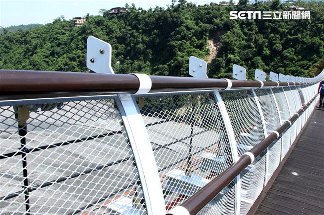 屏東原住民文化園區「山川琉璃吊橋」是連結三地門鄉三地村與瑪家鄉北葉村的吊橋當地原住民文化與歷史，琉璃珠的意象裝置由在地藝術大師撒古流．巴瓦瓦隆設計，以排灣族與魯凱族琉璃為意象，欄柱以百步蛇圖樣而成，分別鑲嵌在橋上兩側及引道上計有32面故事牌，述說著部落動人故事。