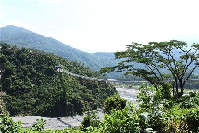 屏東原住民文化園區「山川琉璃吊橋」是連結三地門鄉三地村與瑪家鄉北葉村的吊橋當地原住民文化與歷史，琉璃珠的意象裝置由在地藝術大師撒古流．巴瓦瓦隆設計，以排灣族與魯凱族琉璃為意象，欄柱以百步蛇圖樣而成，分別鑲嵌在橋上兩側及引道上計有32面故事牌，述說著部落動人故事。