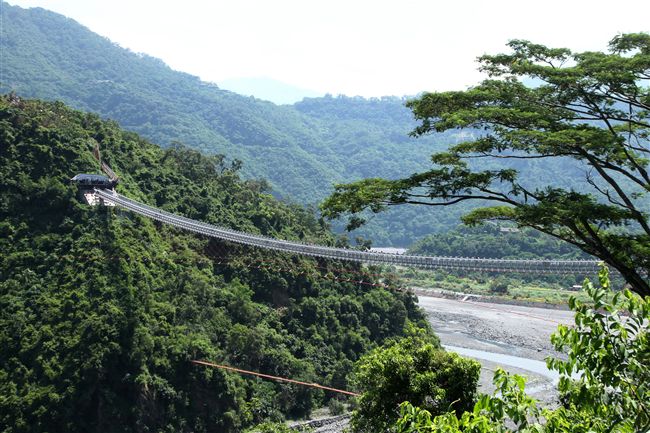 屏東原住民文化園區「山川琉璃吊橋」是連結三地門鄉三地村與瑪家鄉北葉村的吊橋當地原住民文化與歷史，琉璃珠的意象裝置由在地藝術大師撒古流．巴瓦瓦隆設計，以排灣族與魯凱族琉璃為意象，欄柱以百步蛇圖樣而成，分別鑲嵌在橋上兩側及引道上計有32面故事牌，述說著部落動人故事。
