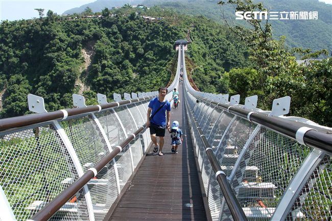 屏東原住民文化園區「山川琉璃吊橋」是連結三地門鄉三地村與瑪家鄉北葉村的吊橋當地原住民文化與歷史，琉璃珠的意象裝置由在地藝術大師撒古流．巴瓦瓦隆設計，以排灣族與魯凱族琉璃為意象，欄柱以百步蛇圖樣而成，分別鑲嵌在橋上兩側及引道上計有32面故事牌，述說著部落動人故事。