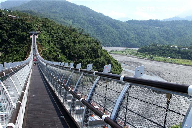 屏東原住民文化園區「山川琉璃吊橋」是連結三地門鄉三地村與瑪家鄉北葉村的吊橋當地原住民文化與歷史，琉璃珠的意象裝置由在地藝術大師撒古流．巴瓦瓦隆設計，以排灣族與魯凱族琉璃為意象，欄柱以百步蛇圖樣而成，分別鑲嵌在橋上兩側及引道上計有32面故事牌，述說著部落動人故事。