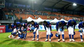 ▲台灣少棒面對南非比賽結束後，感謝觀眾到場。（圖／中華棒協提供）