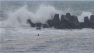 颱風天跳海游泳　網友批：簡直在玩命