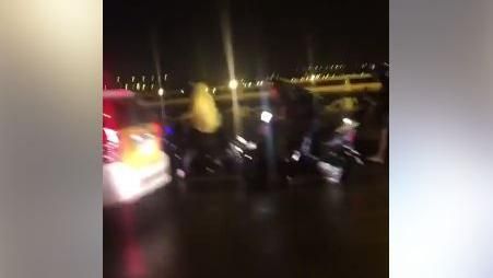 大直橋機車寸步難行　4車暖心幫擋風