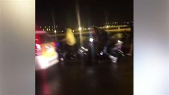 大直橋機車寸步難行　4車暖心幫擋風