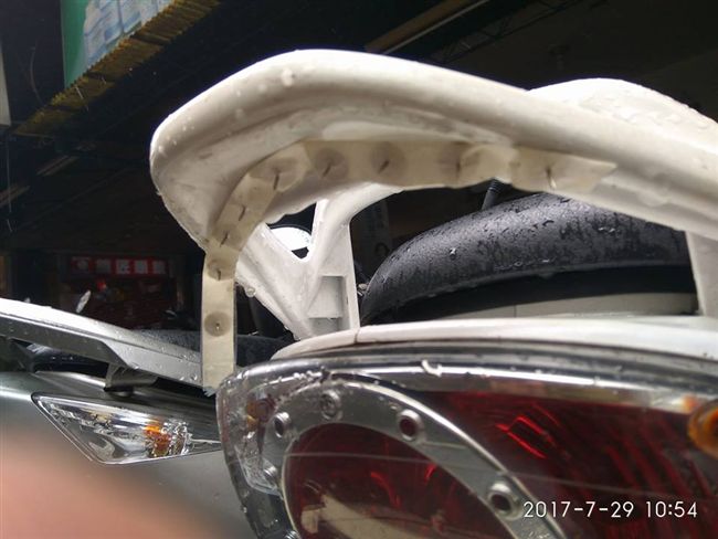「夭壽囡仔」！又見車主後把手黏圖釘