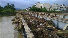 尼莎颱風過後，枋寮站北邊的鐵橋狀況