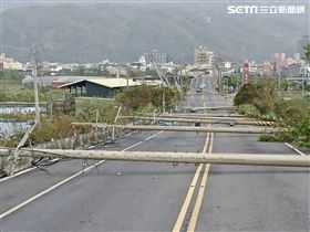 宜蘭地區遭受尼莎16級強風侵襲，電線桿整排遭連根拔起。（圖／翻攝畫面）