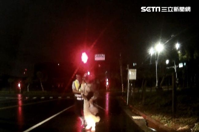 不敵尼莎強風險遭吹翻　幸遇員警救援