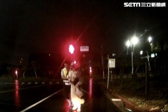 不敵尼莎強風險遭吹翻　幸遇員警救援