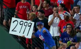 ▲球迷高舉Beltre的2999安打加油牌。（圖／美國職棒官網）