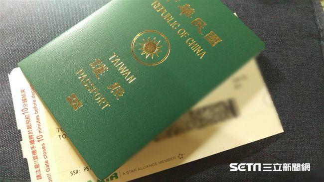搭國內線航班,若用英文名訂位及購票,搭機須出示護照。(示意圖/資料照)