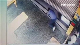 尾隨彩券行員工　2搶匪鑽鐵門搶錢