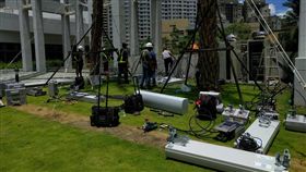 ▲選手村臨時基地台支撐架倒塌復原中。（圖／世大運提供）