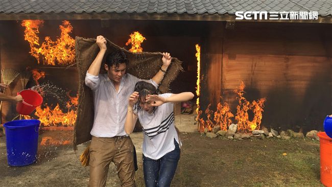 超驚險！陳奕拍戲腳滑　臉險撞火柱