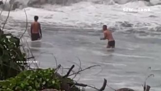 無視颱風警報　2泳褲南旗津危險玩水