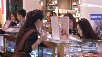 說好的颱風假呢？百貨急叩櫃姐來上班