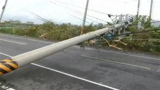 尼莎風力驚人　19支電桿遭全數吹倒
