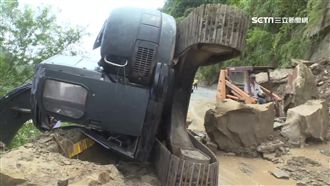 搶修苗62線坍方　石塊太重怪手側翻