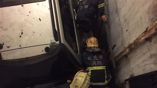 停車驚魂　1家4口連車急墜地下1樓