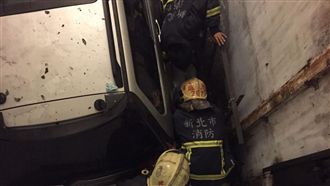 停車驚魂　1家4口連車急墜地下1樓