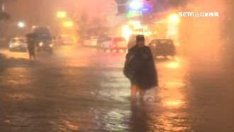 墾丁大街水淹小腿肚　店家打烊忙防災