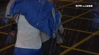 百貨提早打烊強碰豪雨　櫃姐狼狽返家