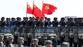 共軍閱兵黨旗先於國旗 大陸網友批違法(圖/新華網)