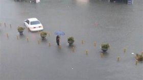 台南仁德交流道淹水／台南諸事會社臉書