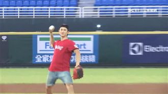 吳慷仁桃園開球　舞蹈處女秀驚豔全場