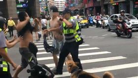 2人不顧警方上前勸阻，脫去衣物準備第二回合。（圖／翻攝畫面）