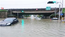 台南淹水、南市30日晚間雨勢轉大，尤其31日清晨連下雨好幾個小時，造成許多地勢低漥地區積水、淹水，道路無法通行，警方也忙著進行交通管制及疏導行車改道措施。圖為台南市仁德區太子路的高速公路涵洞附近路段，上午超過50公分的道路積水，出現3輛賓士自小客車同時停在水中的情況。／中央社