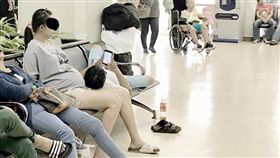 沒骨頭？軟爛男陪老婆就醫「躺大腿」（圖／翻攝自爆料公社）