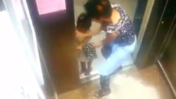 母低頭顧滑手機　女童被電梯「吃手」