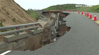 墾丁風吹沙路段掏空　半個車道下陷
