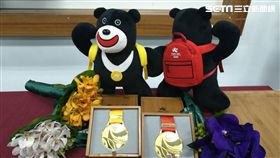 ▲台北世大運頒獎物。（圖／記者林辰彥攝影）