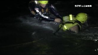 男受困南投烏溪　勇消渡溪急拉回岸邊